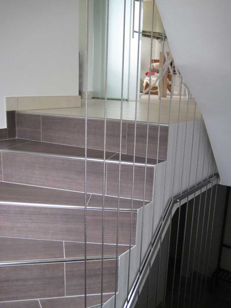 Metallstiege mit Geländer